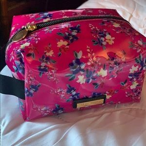 Adrienne Vittadini makeup bag/travel case-pink